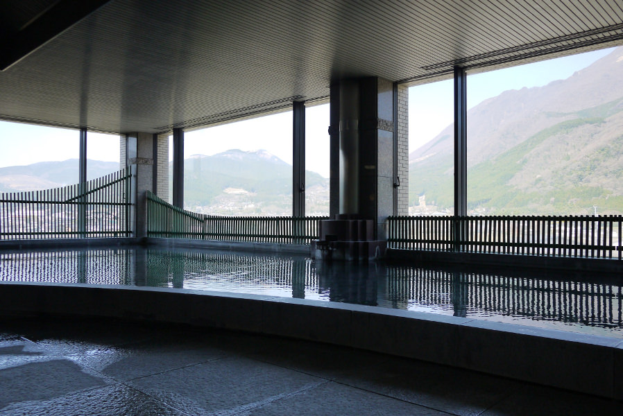 内湯でもガラス越しに美しい山々を見ることができる 内湯でもガラス越しに美しい山々を見ることができる