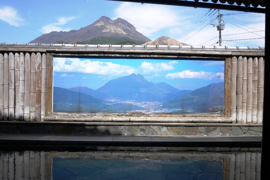 男女別の露天風呂。由布岳の写真の向こうには本物の由布岳が… 男女別の露天風呂。由布岳の写真の向こうには本物の由布岳が…