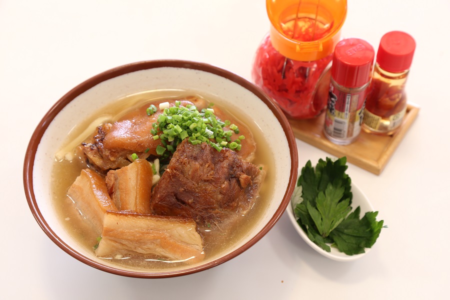 てびち・三枚肉・ソーキが豪快に全部乗っている「南乃畑そば」 てびち・三枚肉・ソーキが豪快に全部乗っている「南乃畑そば」