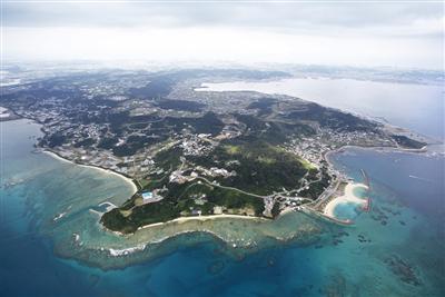 窓の向こうは全て海