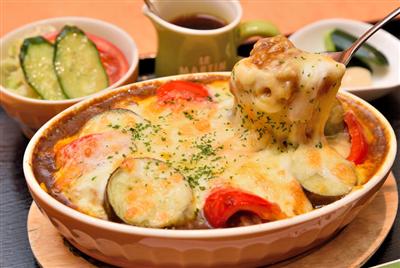 3種類のチーズがトッピングされた「焼きうまカレー」