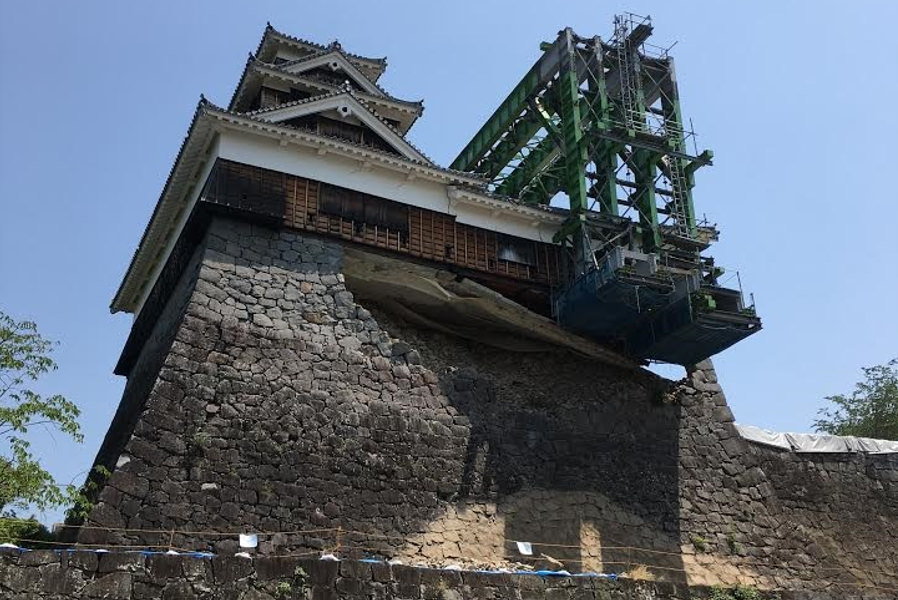 「奇跡の一本石垣」で支えられている飯田丸五階櫓 「奇跡の一本石垣」で支えられている飯田丸五階櫓