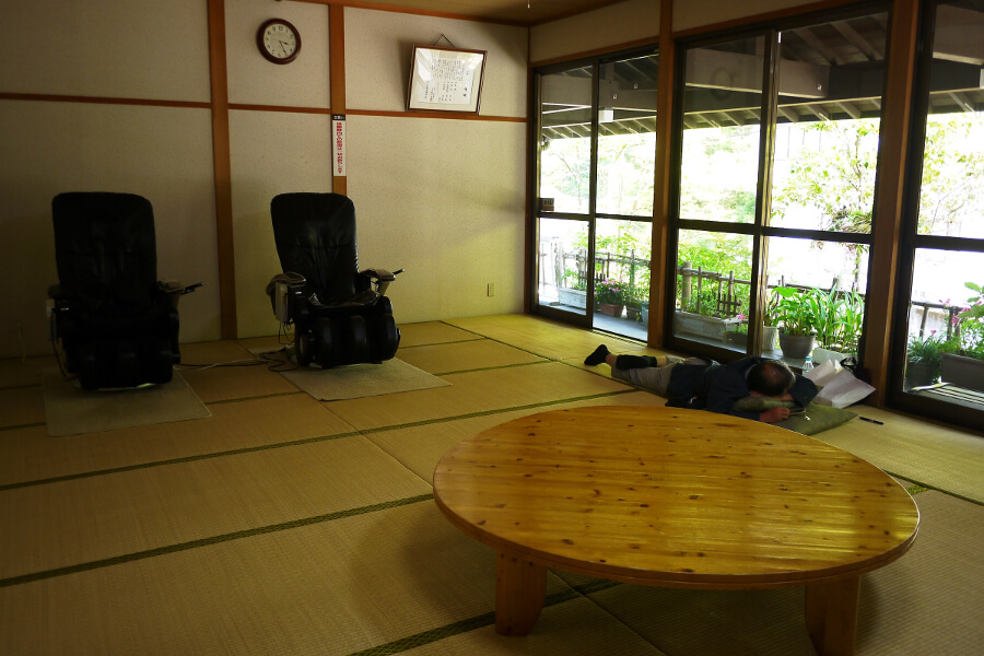 昼寝をしている人もチラホラ…。ついつい長居をしてしまう休憩室 昼寝をしている人もチラホラ…。長居をしてしまう休憩室