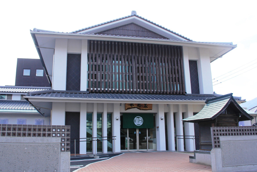 飲食店やホテルが立ち並ぶ繁華街にある「不老泉」 飲食店やホテルが立ち並ぶ繁華街にある「不老泉」