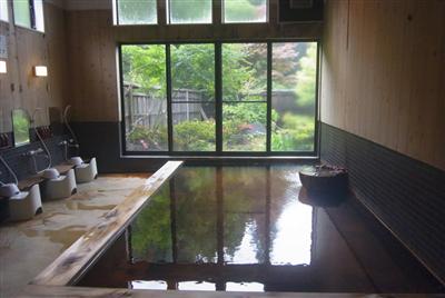 広々とした内湯は中庭を眺めながら入浴することができます
