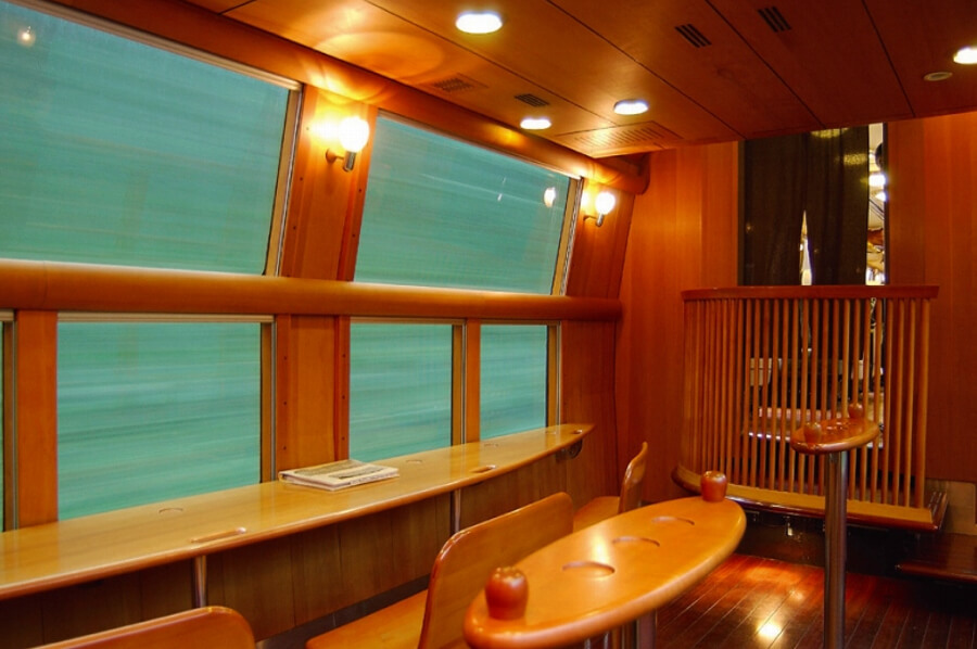 ウッド調の内装で統一された71系のサロンスペース ウッド調の内装で統一された71系のサロンスペース