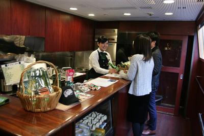 客室乗務員が笑顔で迎えてくれるビュッフェカウンター