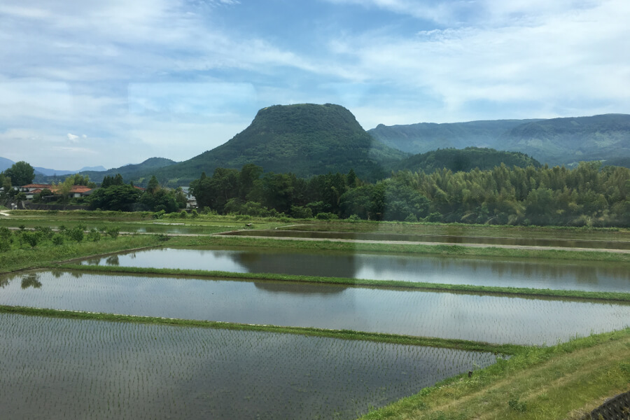 豊後森駅の南にユニークな形状でそびえる「伐株山」 豊後森駅の南にユニークな形状でそびえる「伐株山」
