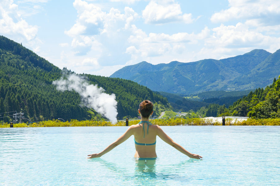 水着着用の温泉プール。家族一緒にいろんな温泉を楽しめます