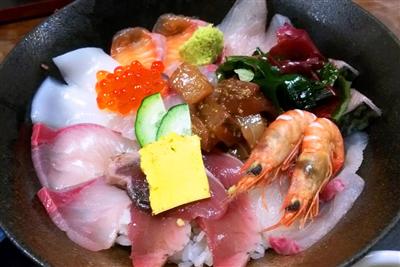 鮮魚がぎっしりと盛られた贅沢な海鮮丼