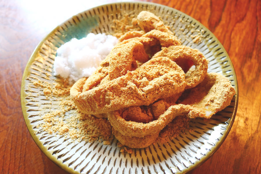 「やせうま」は砂糖ときな粉をよく絡ませて 「やせうま」は砂糖ときな粉をよく絡ませて