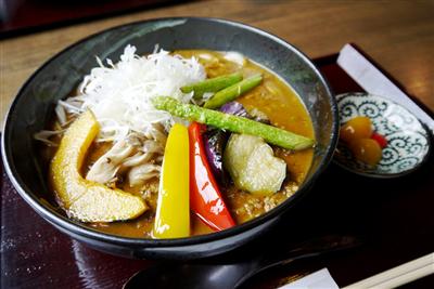 「山椒カレーうどん（季節の野菜のせ）」