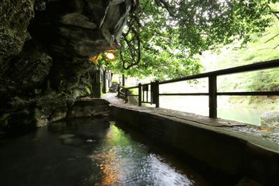 他にはない絶好のロケーションの壁湯洞窟温泉
