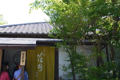 人気店のため、週末は混み合うことも。待合室があります