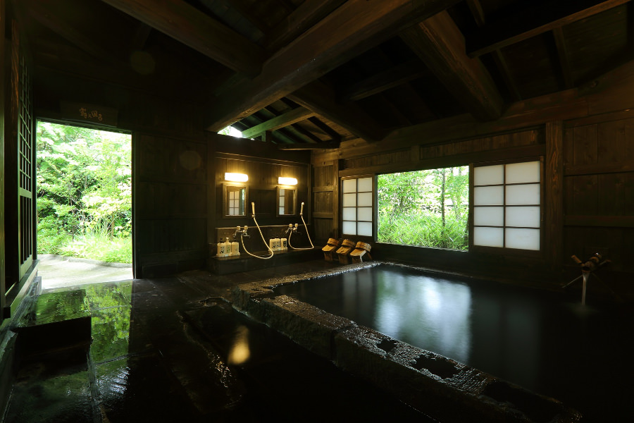 切り石で造られた内湯