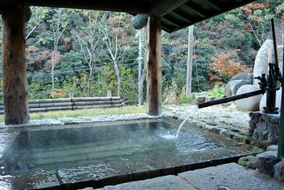 自然の風を感じられる良仲湯で唯一の露天風呂「うぐいす」