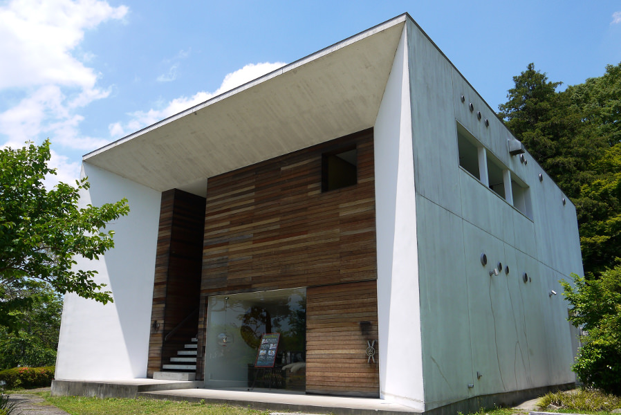「名苑と名水の宿 梅園」内にあるハイセンス空間「えんじ」 「名苑と名水の宿 梅園」内にあるハイセンス空間「えんじ」