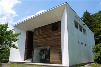 「名苑と名水の宿 梅園」内にあるハイセンス空間「えんじ」