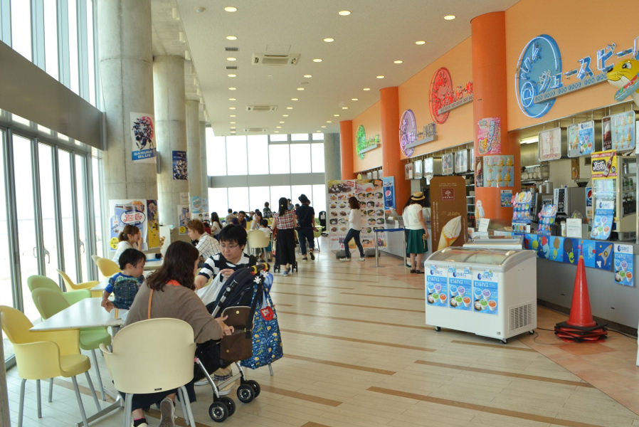 太陽と海をイメージした「フードコートFanFare(ファンファーレ)」 太陽と海をイメージした「フードコートFanFare」