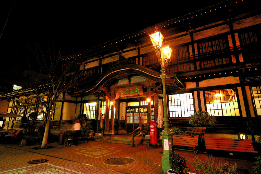 別府の町を散策するなら夜の竹瓦温泉も風情があります 別府の町を散策するなら夜の竹瓦温泉も風情があります