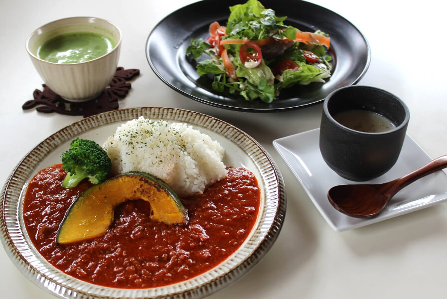 高森町にある根子岳をイメージした「根子岳カレー」のランチ