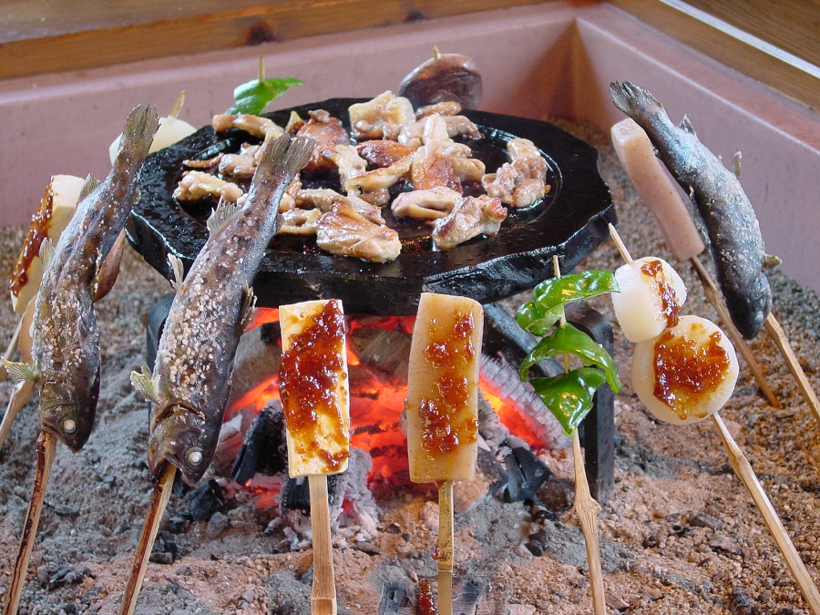 昔ながらの囲炉裏を使った料理が楽しめます