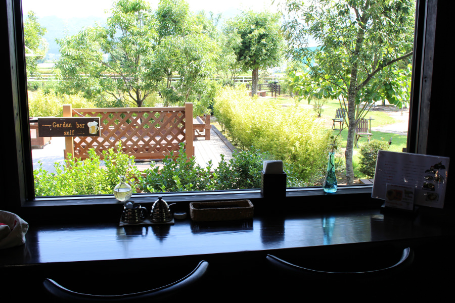 敷地内の緑を眺められる席もあります 敷地内の緑を眺められる席もあります