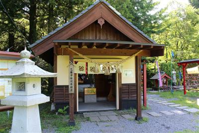 社の中ではお守りを買うこともできます