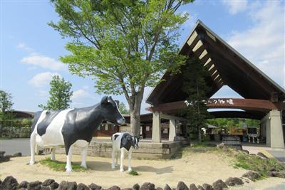 風の里と呼ばれる西原村にある「らくのうマザーズミルク牧場」
