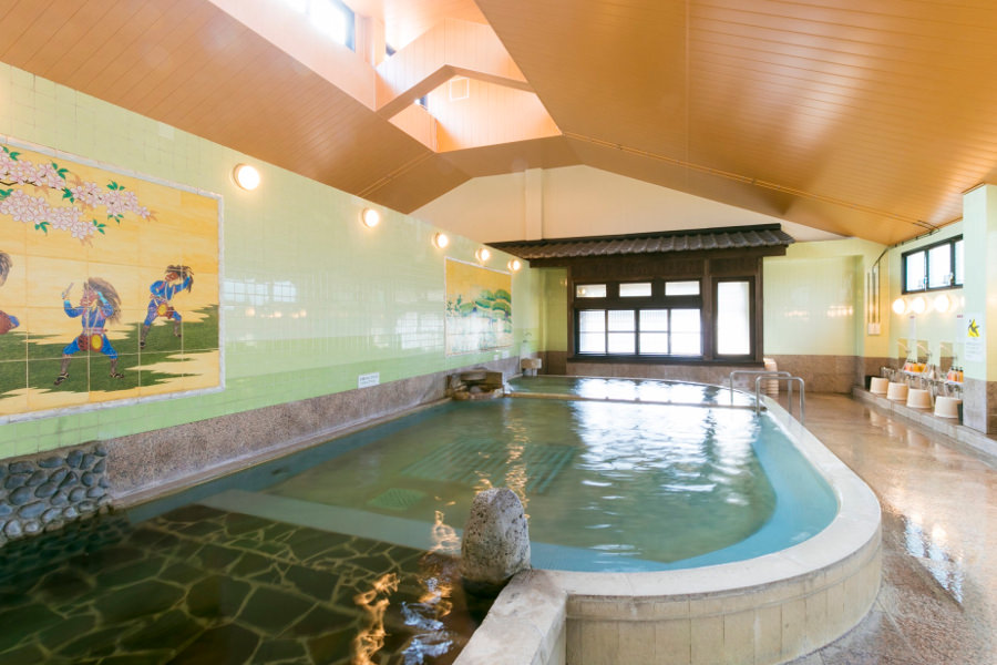 高い天井からふりそそぐ自然の光の中で温泉を楽しめる大浴場 高い天井からふりそそぐ自然の光の中で温泉を楽しめる大浴場