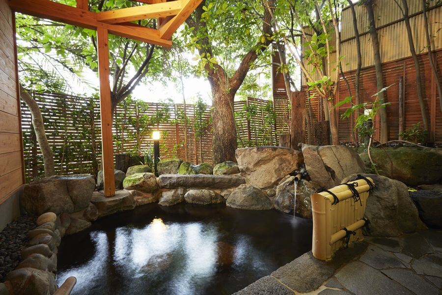 貸切露天の緑庵では贅沢にとろみのある美人湯を独占できます 貸切露天の緑庵では贅沢にとろみのある美人湯を独占できます