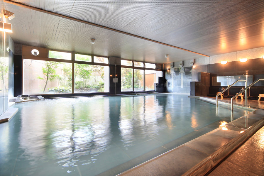 大きな窓から見えるのは石原氏プロデュースの庭園 大きな窓から見えるのは石原氏プロデュースの庭園