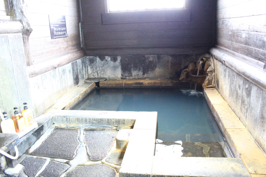 家族風呂は全部で5つ。その内の1つが芒硝泉の泉質、火山岩の湯