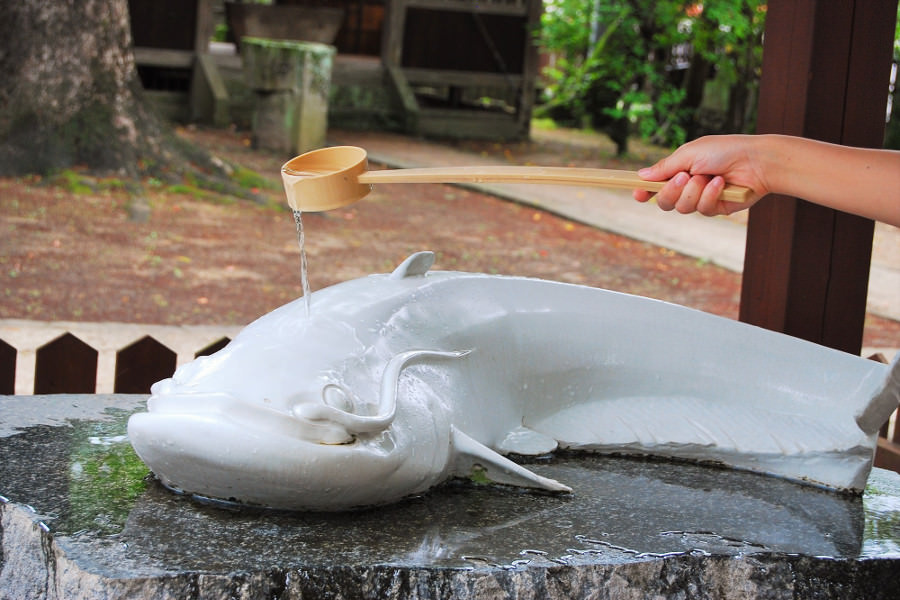 美肌の願いを込めて「願い水」をかけて祈願