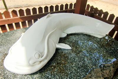 鳥居をくぐって奥へ歩き進むと見えてくる「なまず様」