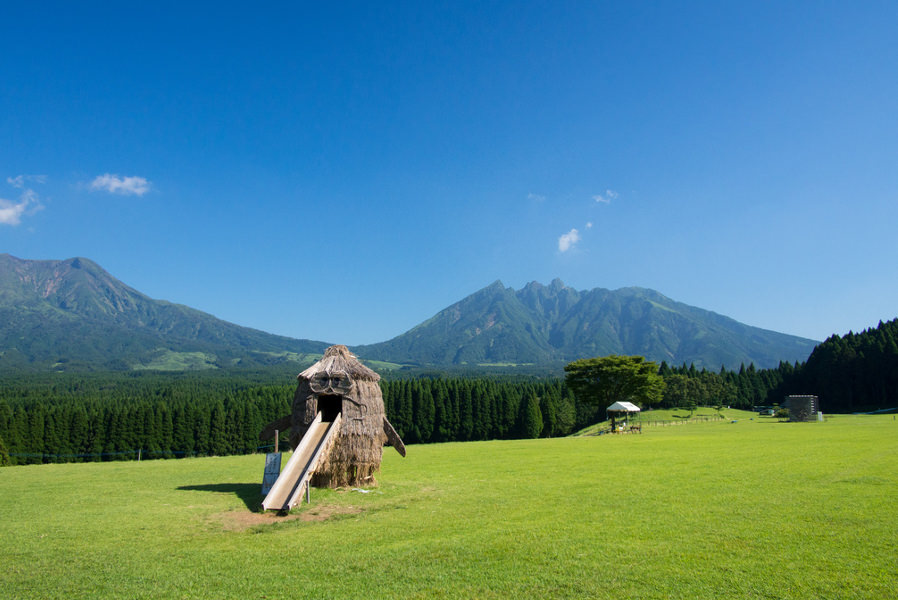 空の青さや山々の緑で四季折々の景色の移り変わりを感じることができます 空の青さや山々の緑で四季折々の景色の移り変わりを感じます