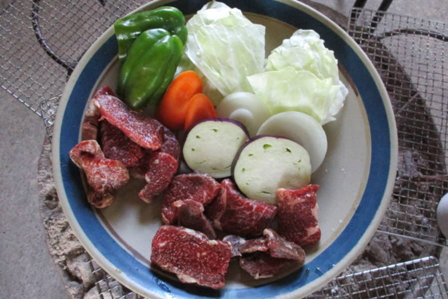 阿蘇の溶岩で作ったプレートで焼く「溶岩定食」