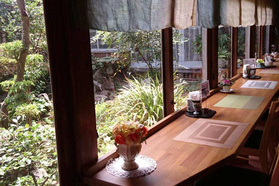 カウンターからは日本庭園を眺めることができます カウンターからは日本庭園を眺めることができます