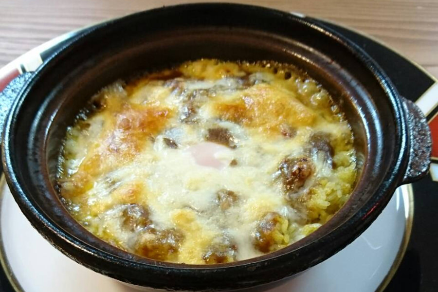 リピーターも多い「焼きカレー」。出来立ては熱々です リピーターも多い「焼きカレー」