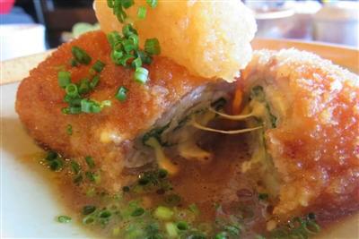 「ミルフィーユカツ御膳」。かまど炊きのご飯と一緒に味わえます
