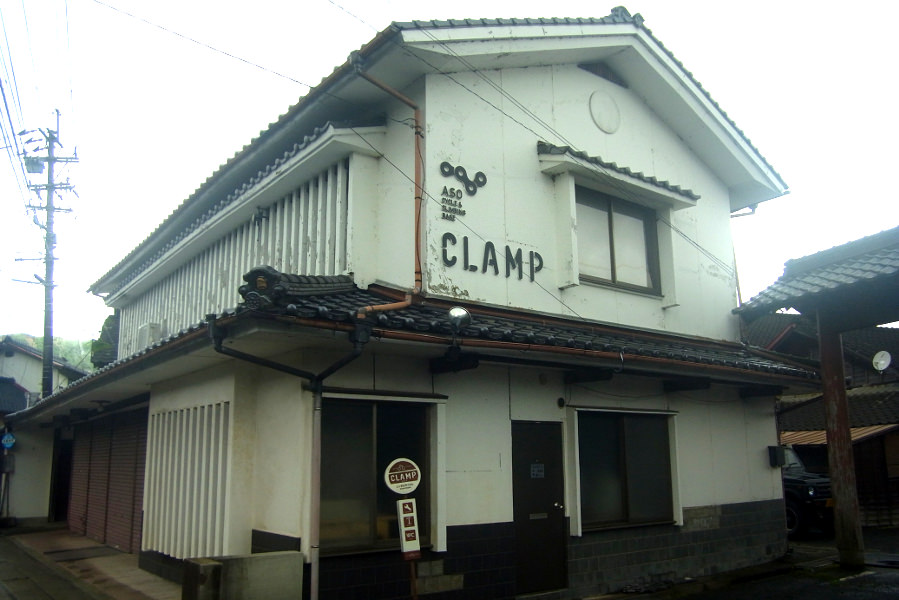「CLAMP」と書かれた白壁の建物が目印です 「CLAMP」と書かれた白壁の建物が目印です