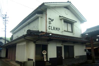 「CLAMP」と書かれた白壁の建物が目印です