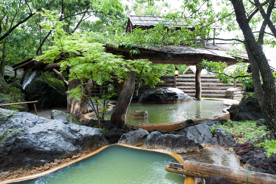 阿蘇の溶岩石を配した露天風呂。緑白色の湯が印象的です 阿蘇の溶岩石を配した露天風呂。緑白色の湯が印象的です