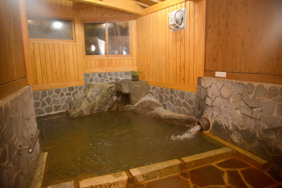 10人ほどがゆったりと浸かれる内湯は湯量も豊富 10人ほどがゆったりと浸かれる内湯