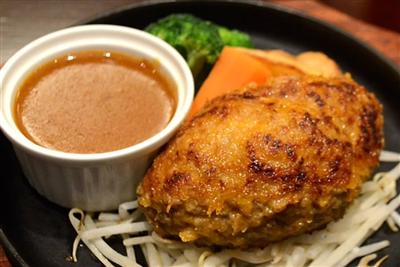 肉厚でボリューム満点の「ぎゅう丸手仕事ハンバーグ」