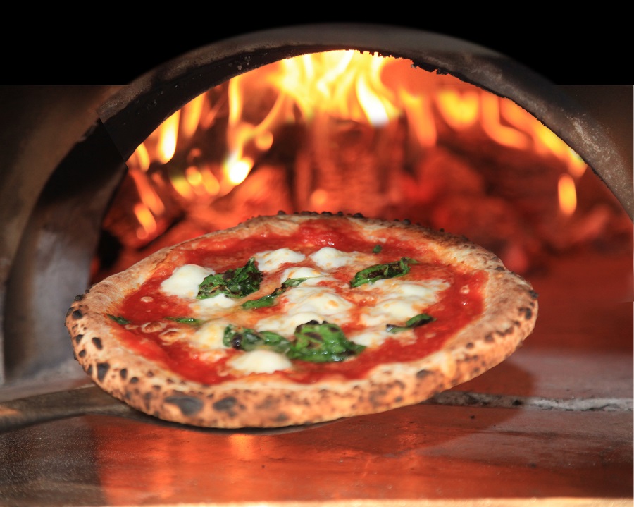 外はサクサク、中はモチモチがたまらない本格ナポリピッツァ