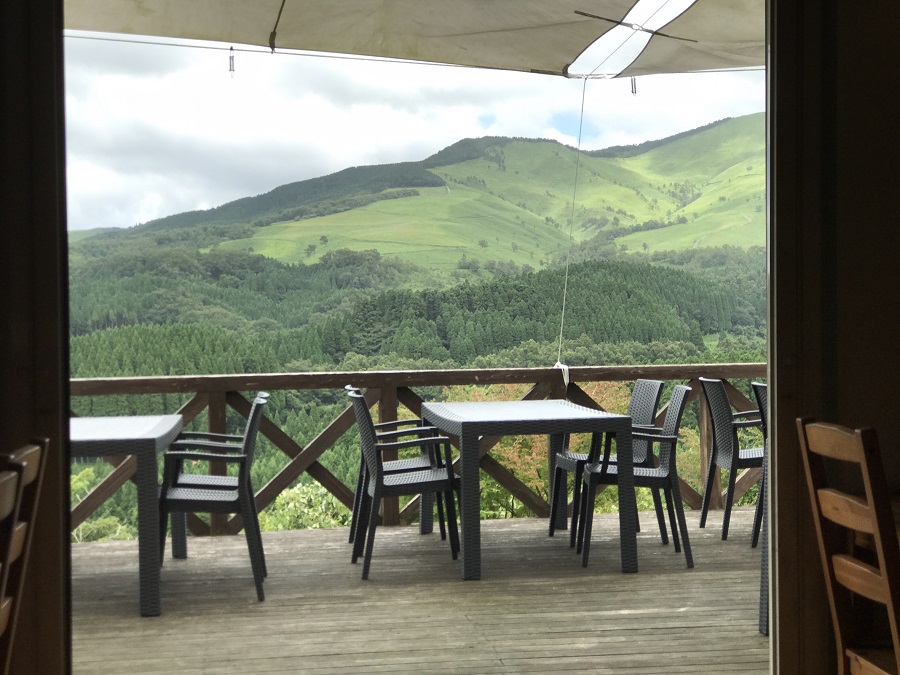 雄大な久重の山々を眺めながら頬張る焼き立てのピッツァは絶品です