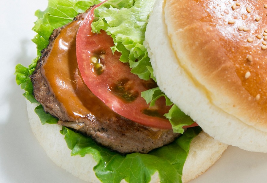 赤牛のうま味が詰まった「赤牛バーガー」は店の人気ナンバーワン商品