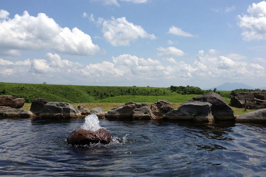 360度大パノラマの露天風呂。四季の移ろいを肌で感じることができます 360度大パノラマの露天風呂