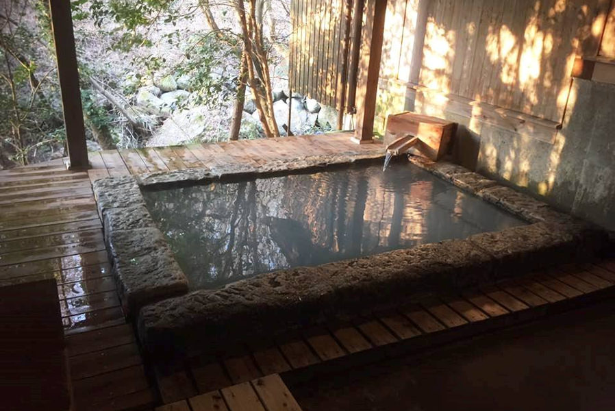 半露天家族風呂からは黒川の自然美を眺めることができます 半露天家族風呂からは黒川の自然美を眺めることができます